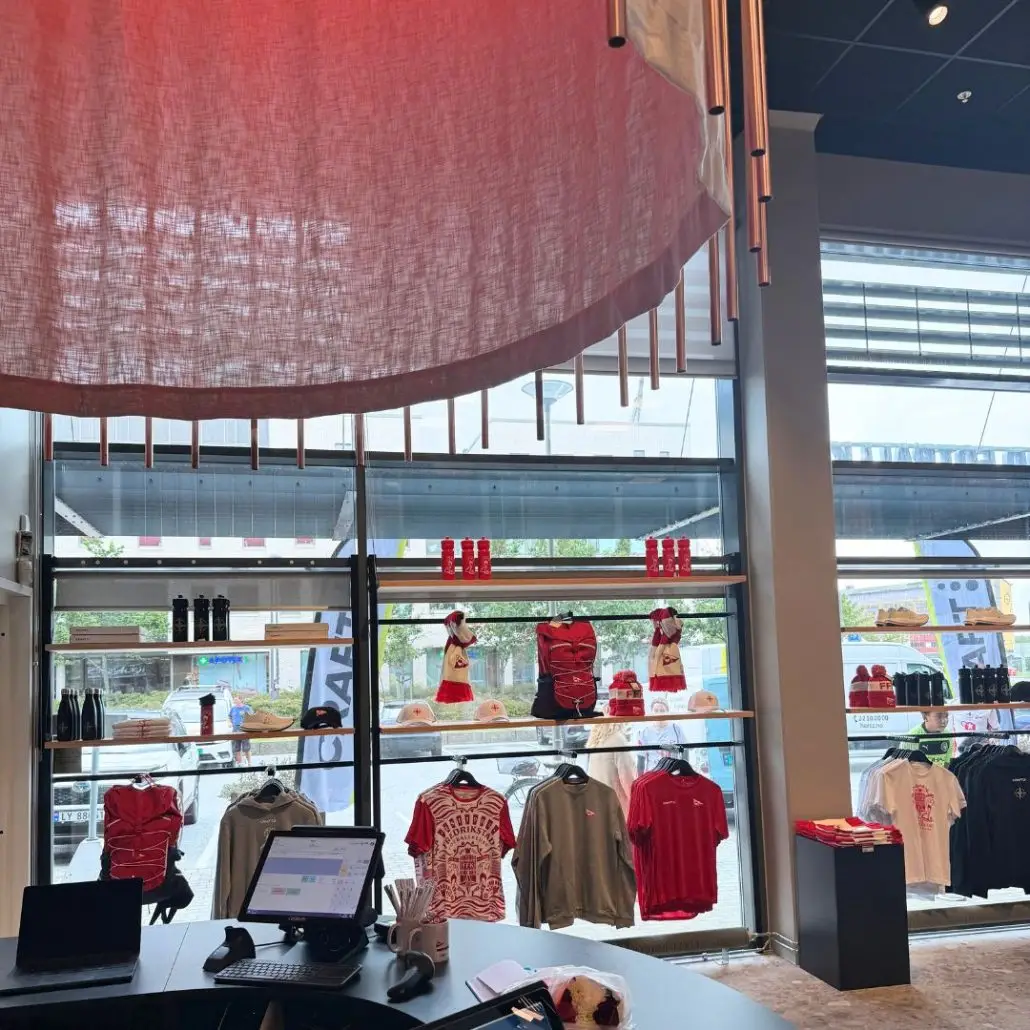 FFK concept store – kassadisk med lampe og vindusutstilling