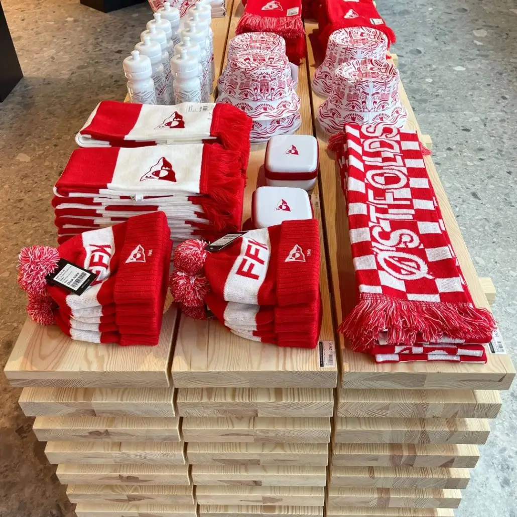 FFK concept store – skjerf og luer på bordet «Plankehaugen»
