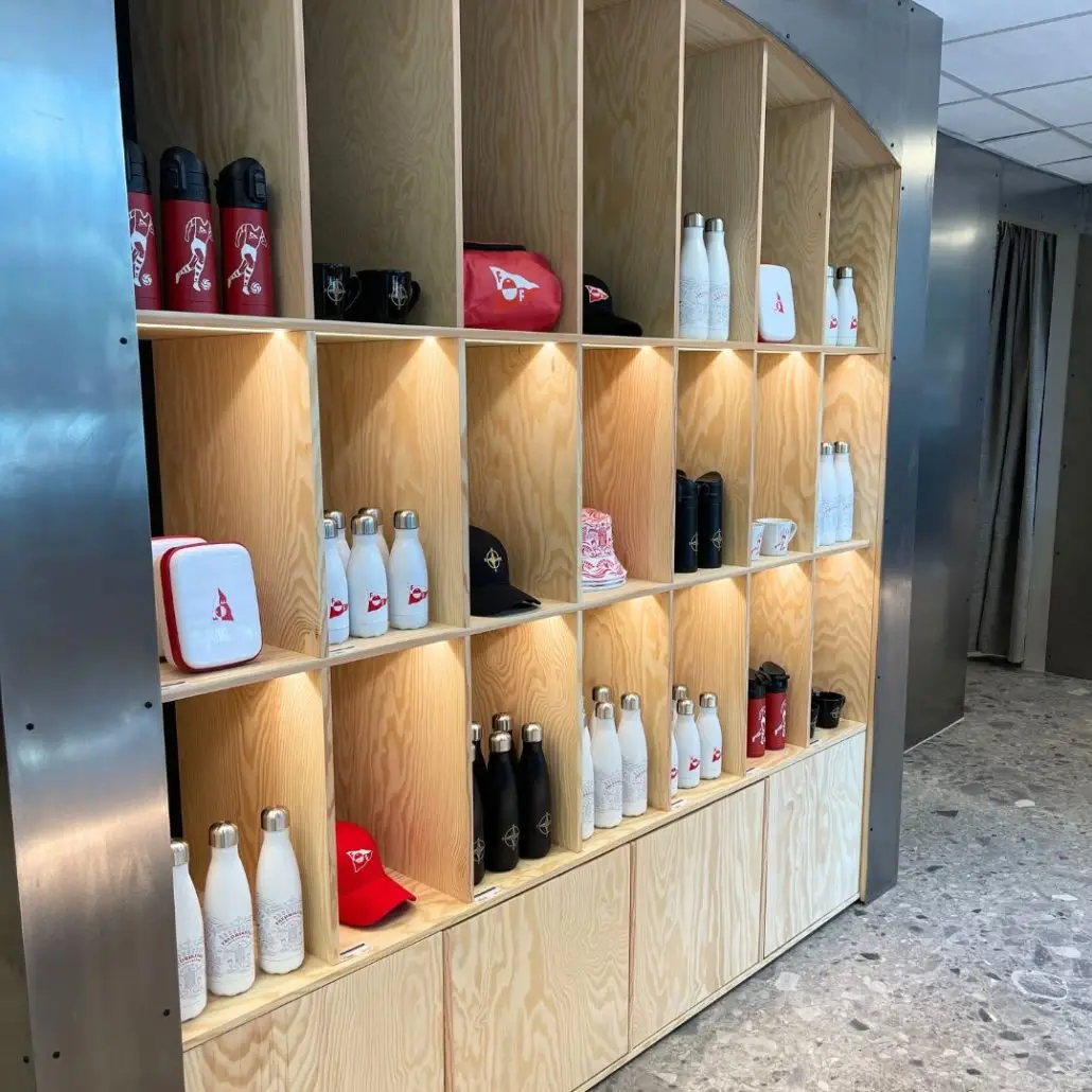 FFK concept store – utstillingshylle med belysning for flasker og supporterartikler
