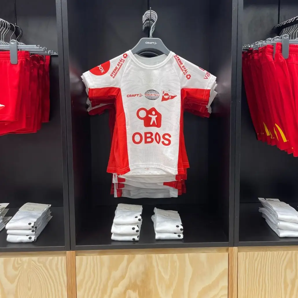 FFK concept store – draktnisje med hylle i lyst tre