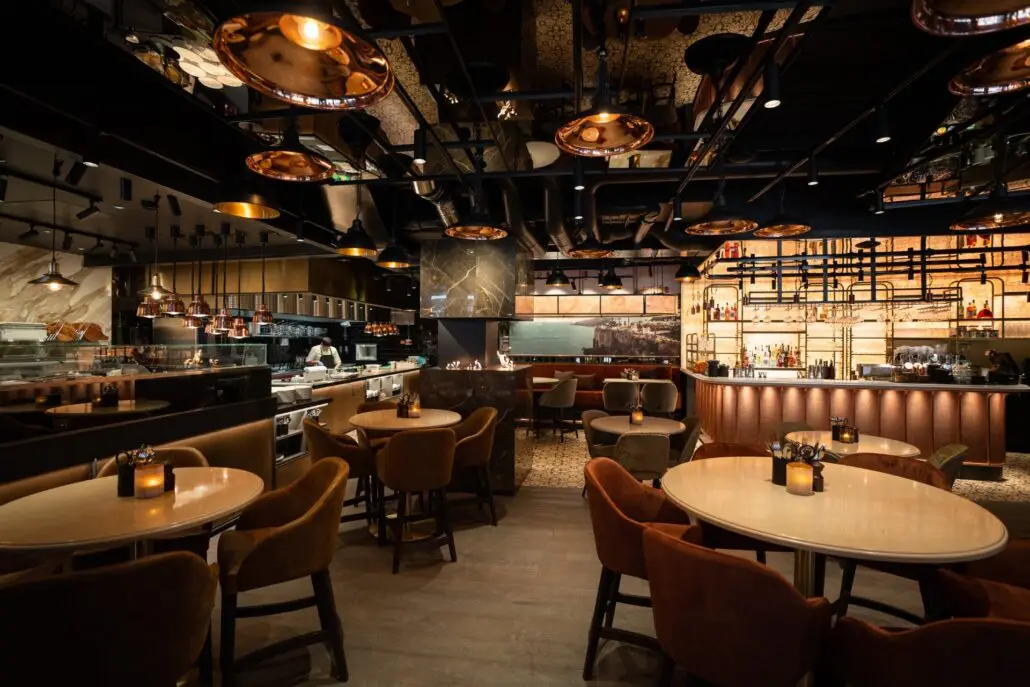 Stemningsfull restaurant med åpent kjøkken, bar og moderne interiør.stemningsfull restaurant med åpent kjøkken, bar og moderne interiør.