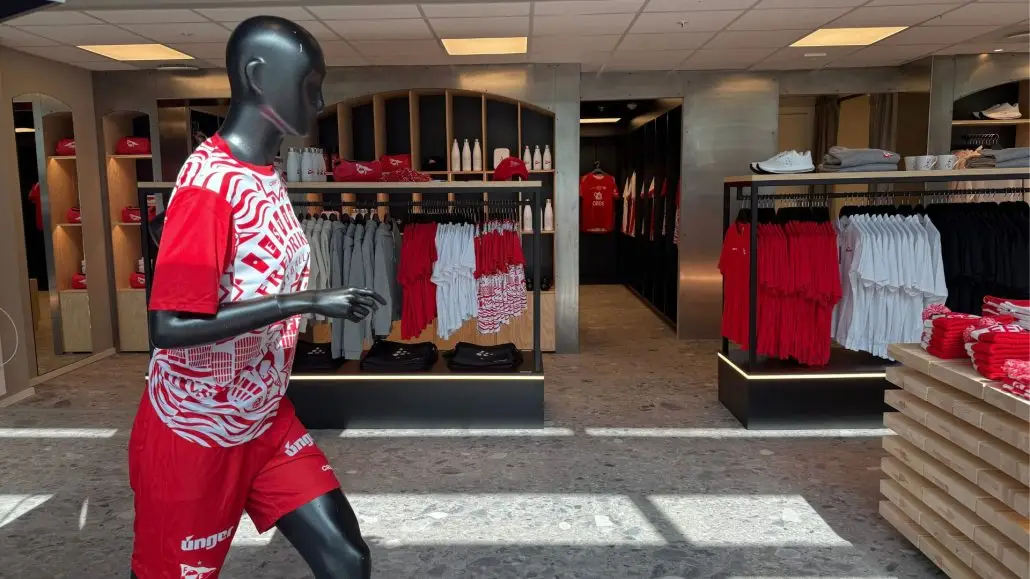 FFK concept store i Fredrikstad – butikkinteriør med kleshengere og utstillingsdukke